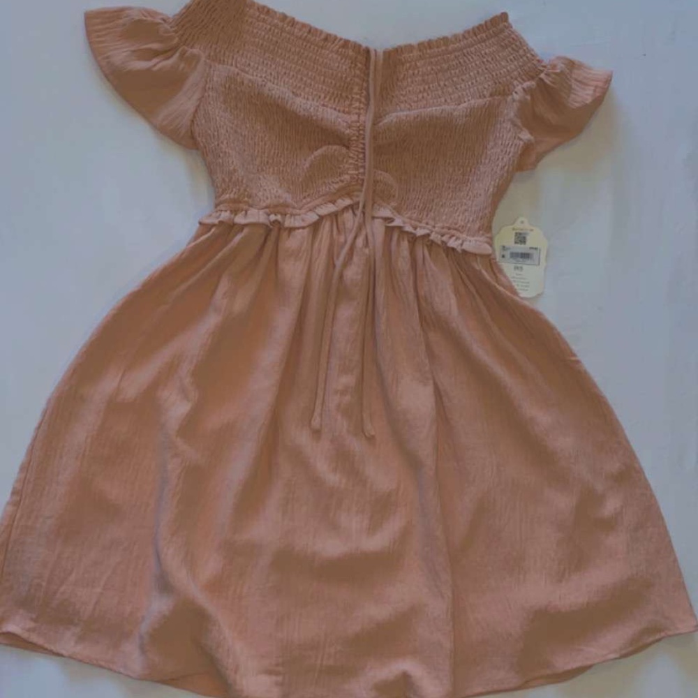Brand new peach dress with tag, very summery and cute, size small